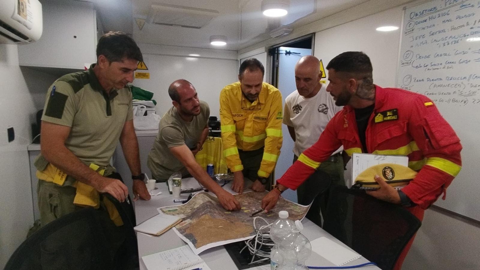 Efectivos de Plan Infoex colaboran en la extinción del incendio forestal de Niebla (Huelva).
