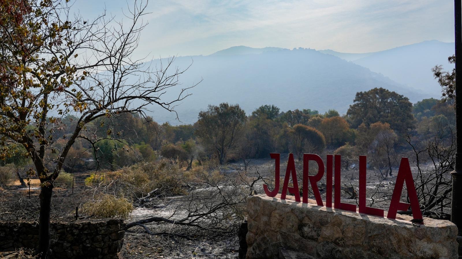 Cartel de Jarilla con los alrededores quemados, a 19 de agosto de 2025.