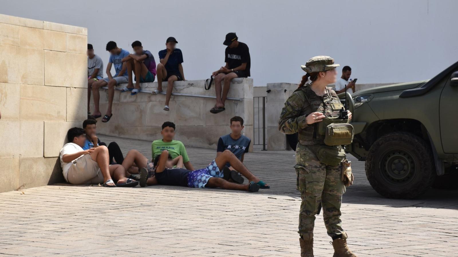 Varios militares dan apoyo a efectivos de la Policía Nacional en Ceuta