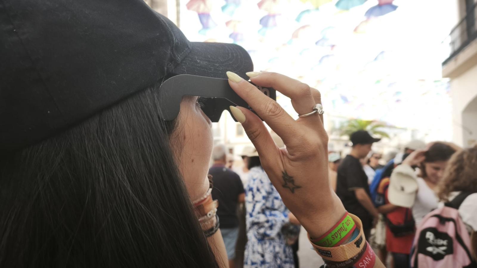 Mujer con gafas para ver el eclipse