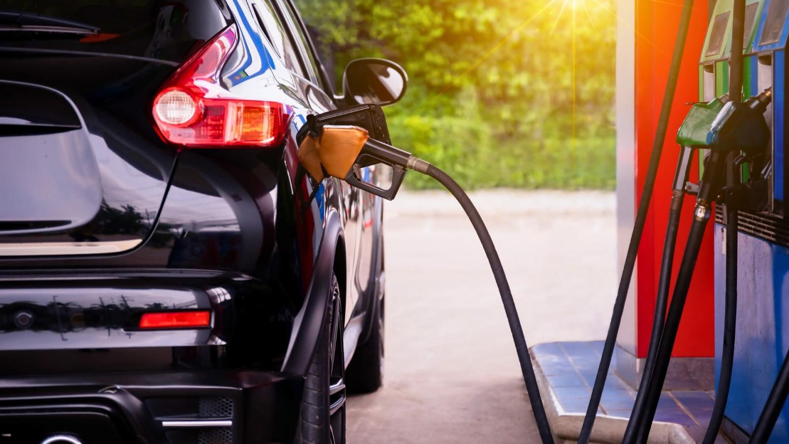 Coche repostando en una gasolinera