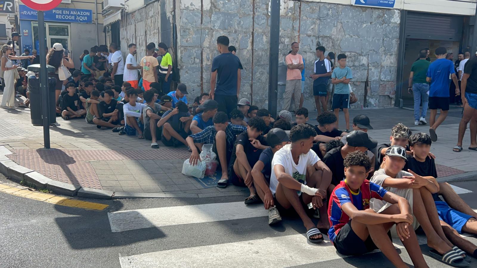 Un grupo de menores espera para ser filiado en una comisaría de la Policía Nacional, a 10 de agosto de 2026, en Ceuta (España). 