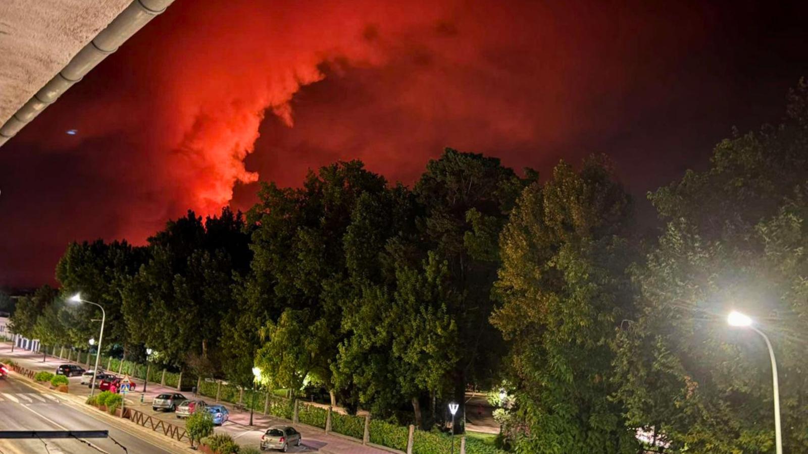 Incendio de Montehermoso durante la noche