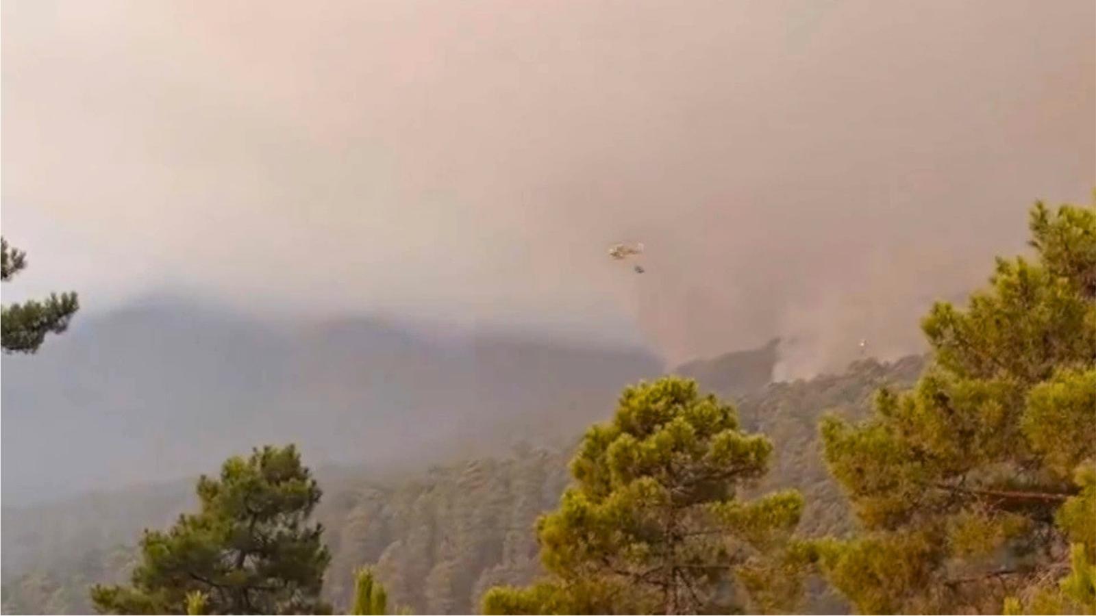 Medios aéreos trabajando en el incendio de Pinofranqueado