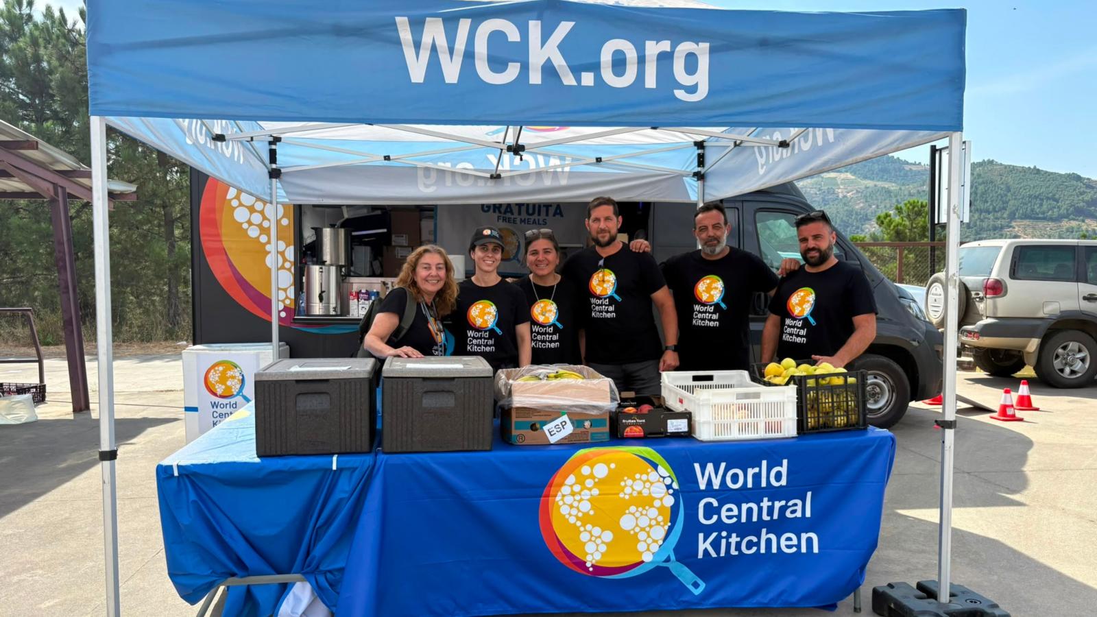 Equipo de la ONG Worl Central Kinchen, del Chef José Andrés, instalado en Pinofranqueado