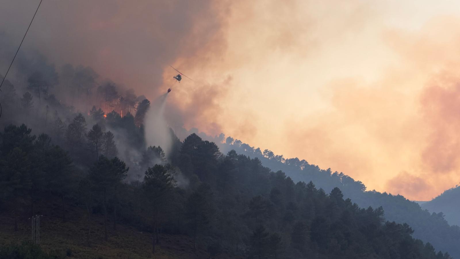 Medios aéreos trabajan en la extinción del Incendio de Las Hurdes (agosto de 2026)