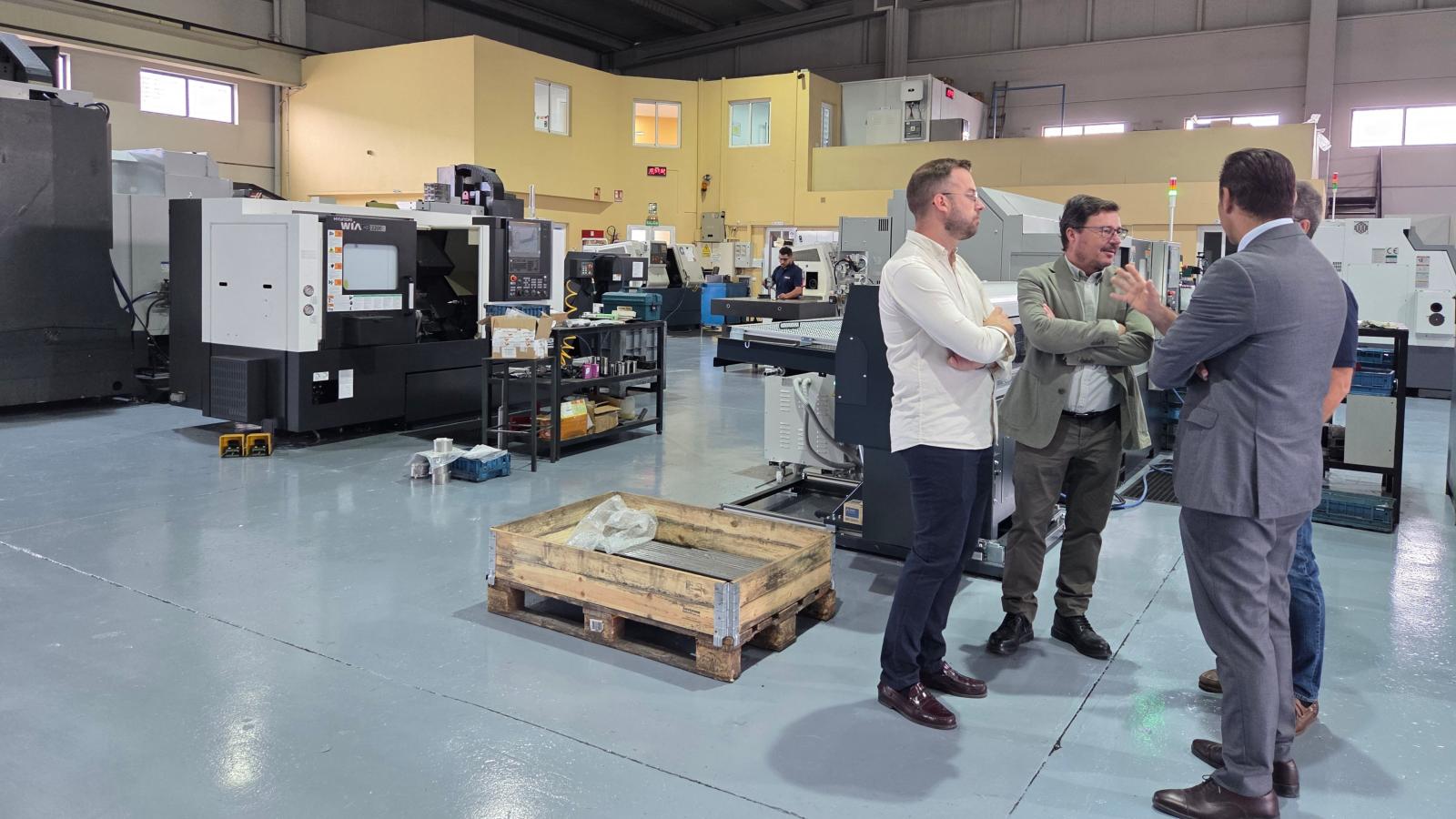 El consejero de Economía, Empleo y Transformación Digital, Guillermo Santamaría, visita la empresa Zame Mecanizados de Zafra