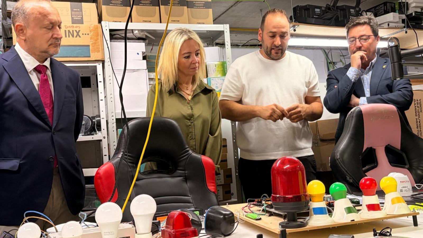 El consejero de Economía, Empleo y Transformación Digital, Guillermo Santamaría, visita la empresa tecnológica Modularbox, en Cáceres
