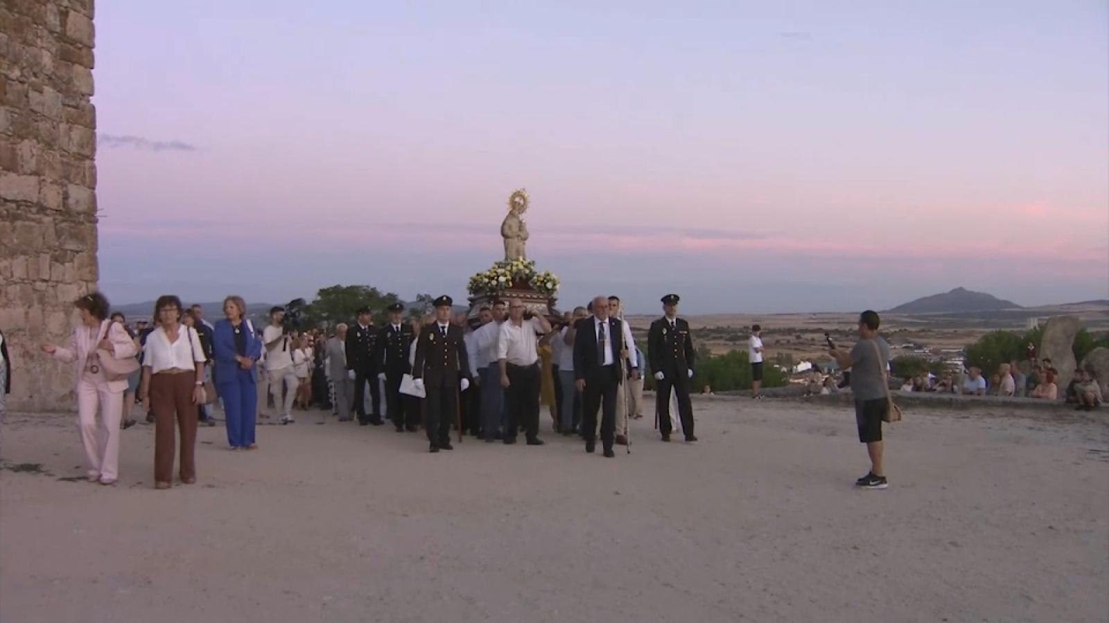 Trujillo inicia sus fiestas con la bajada de la Virgen de la Victoria