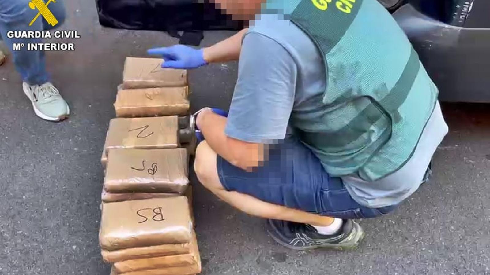 La Guardia Civil interviene 423 kilos de cocaína en una furgoneta abandonada en Talavera la Real
