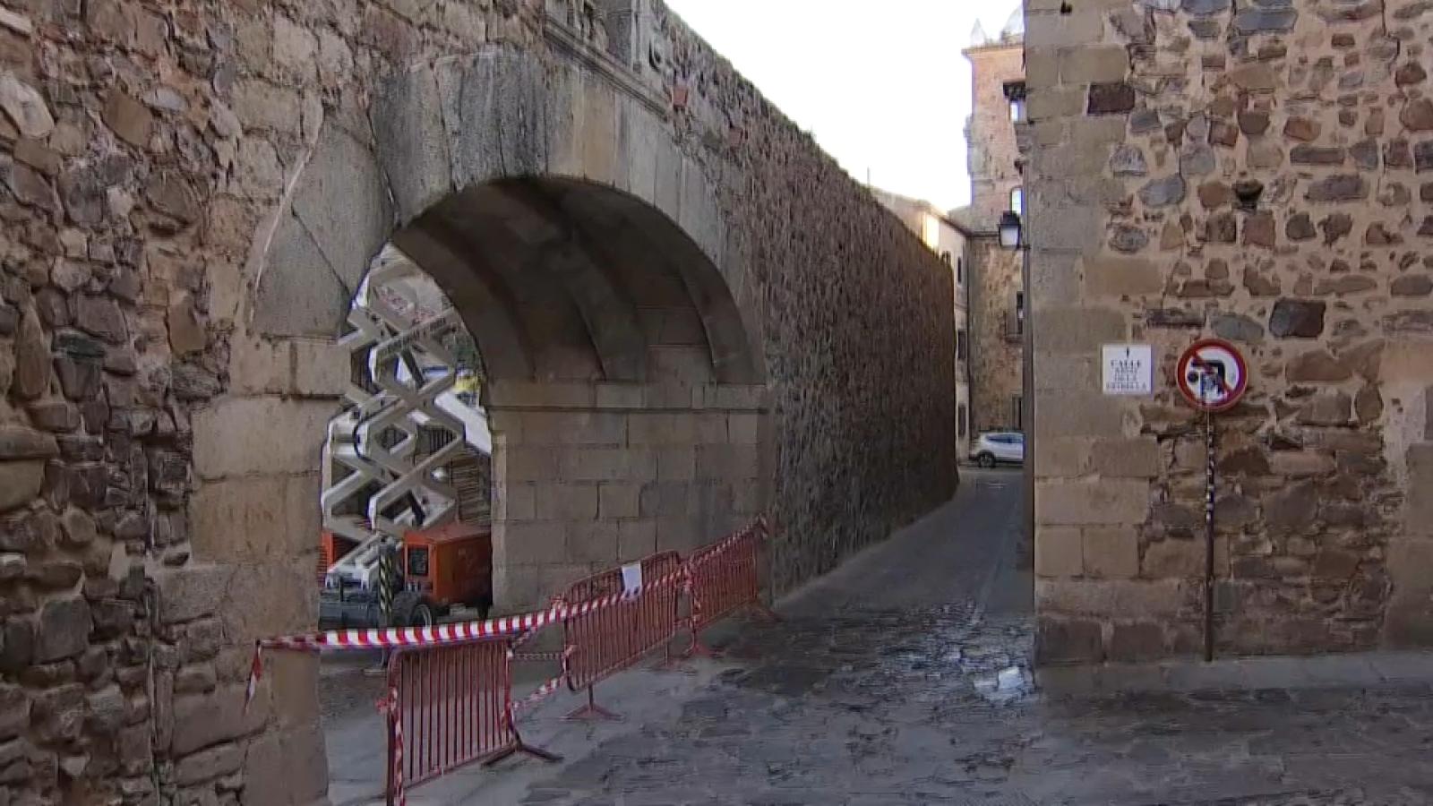El arco de la Estrella, de Cáceres, cortado
