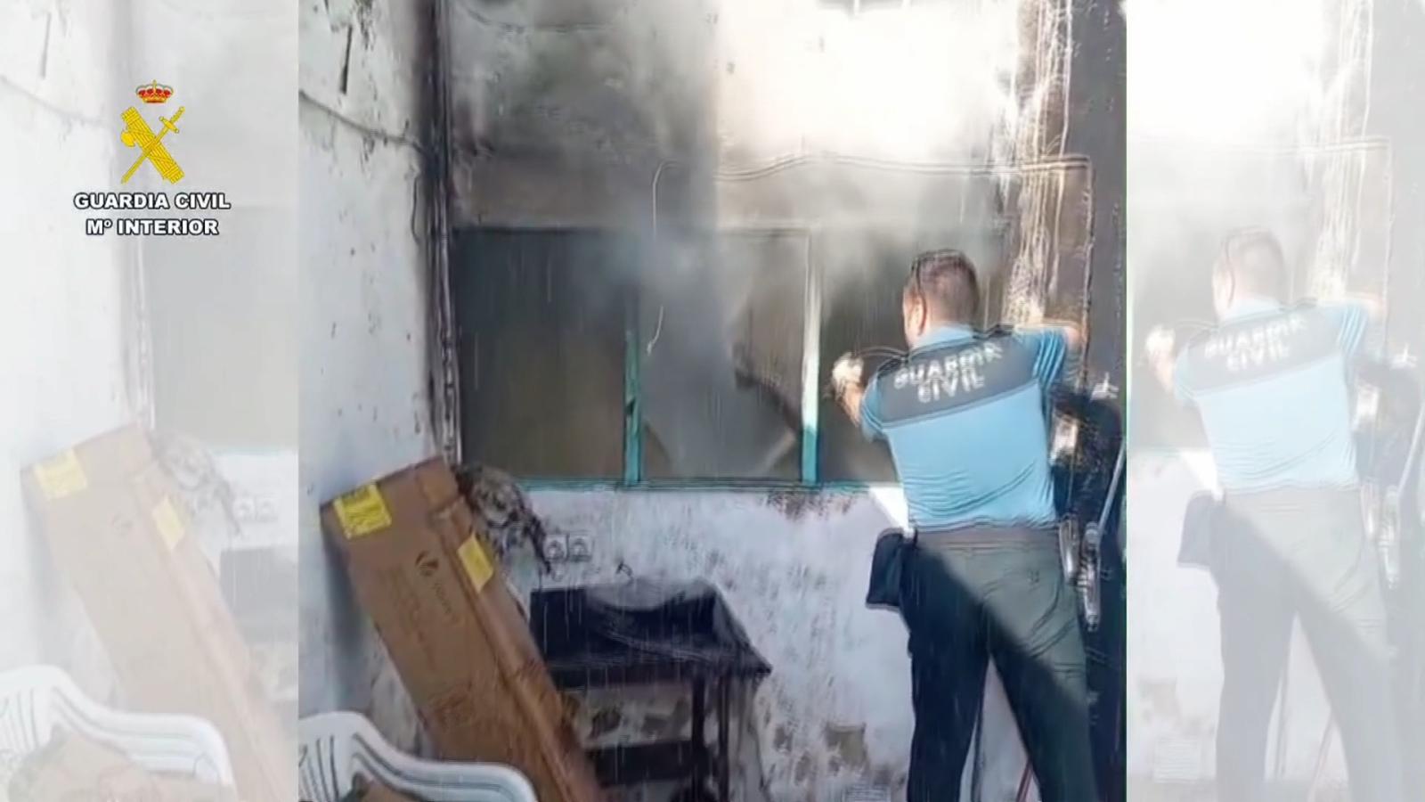 La Guardia Civil durante el incendio de una vivienda en Madrigalejo