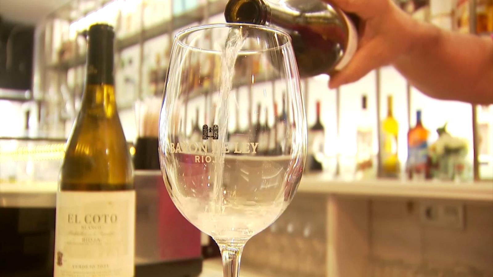 Sirviendo una copa de vino