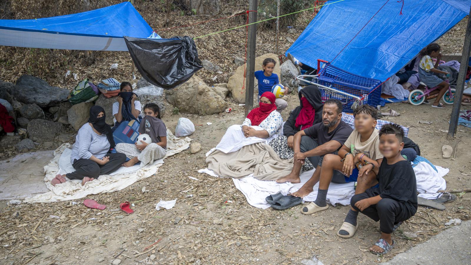 Familias migrantes esperan a las puertas del Centro Ecuestre la Hípica de Ceuta