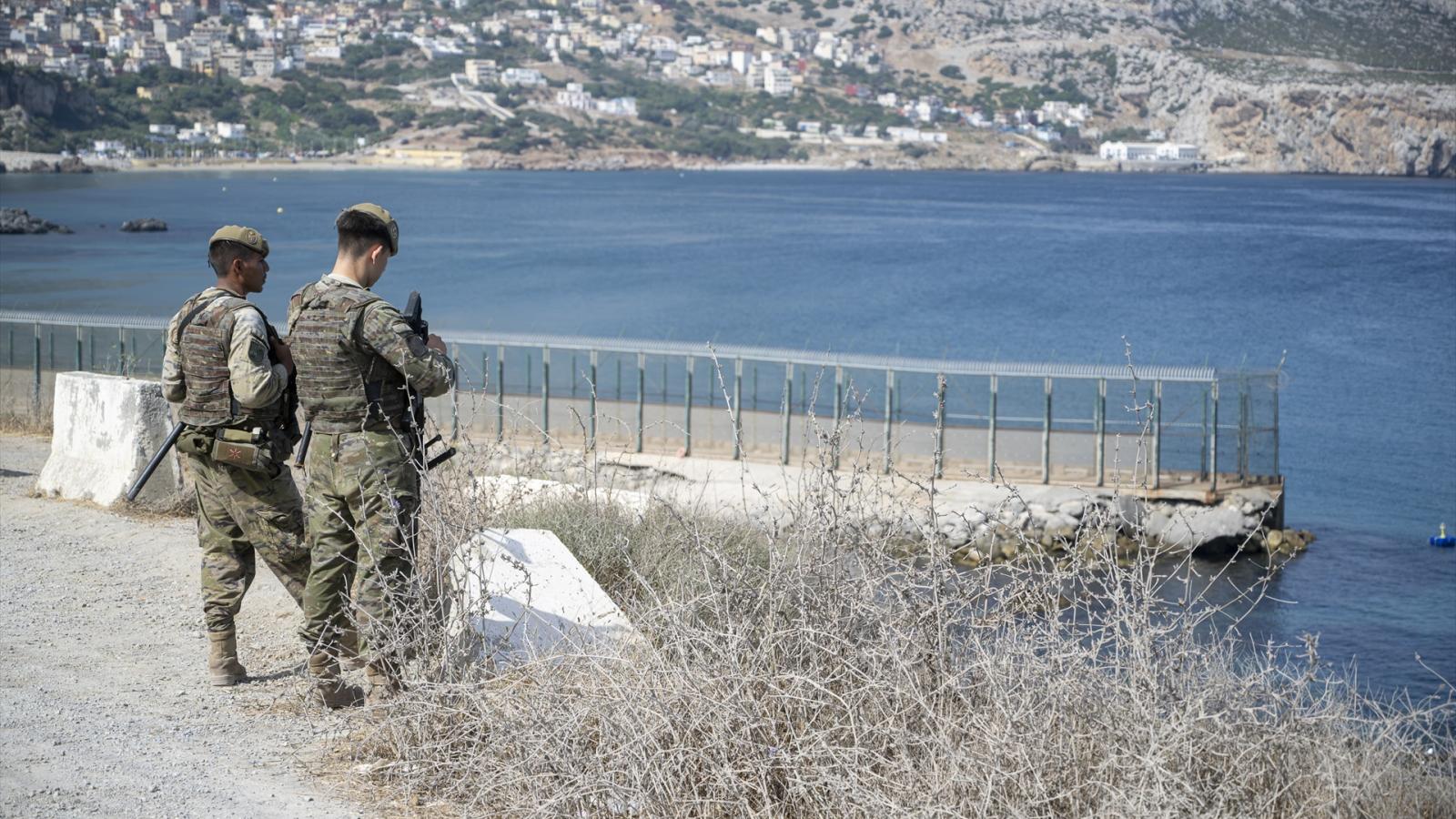 Dos militares vigilan la frontera entre España y Marruecos, en Ceuta
