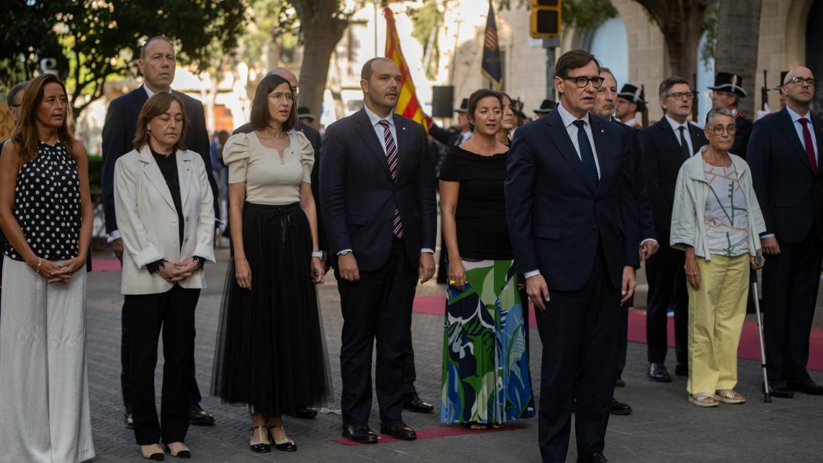 El president de la generalitat de Catalunya, Salvador Illa, acompañado por miembros de su gobierno