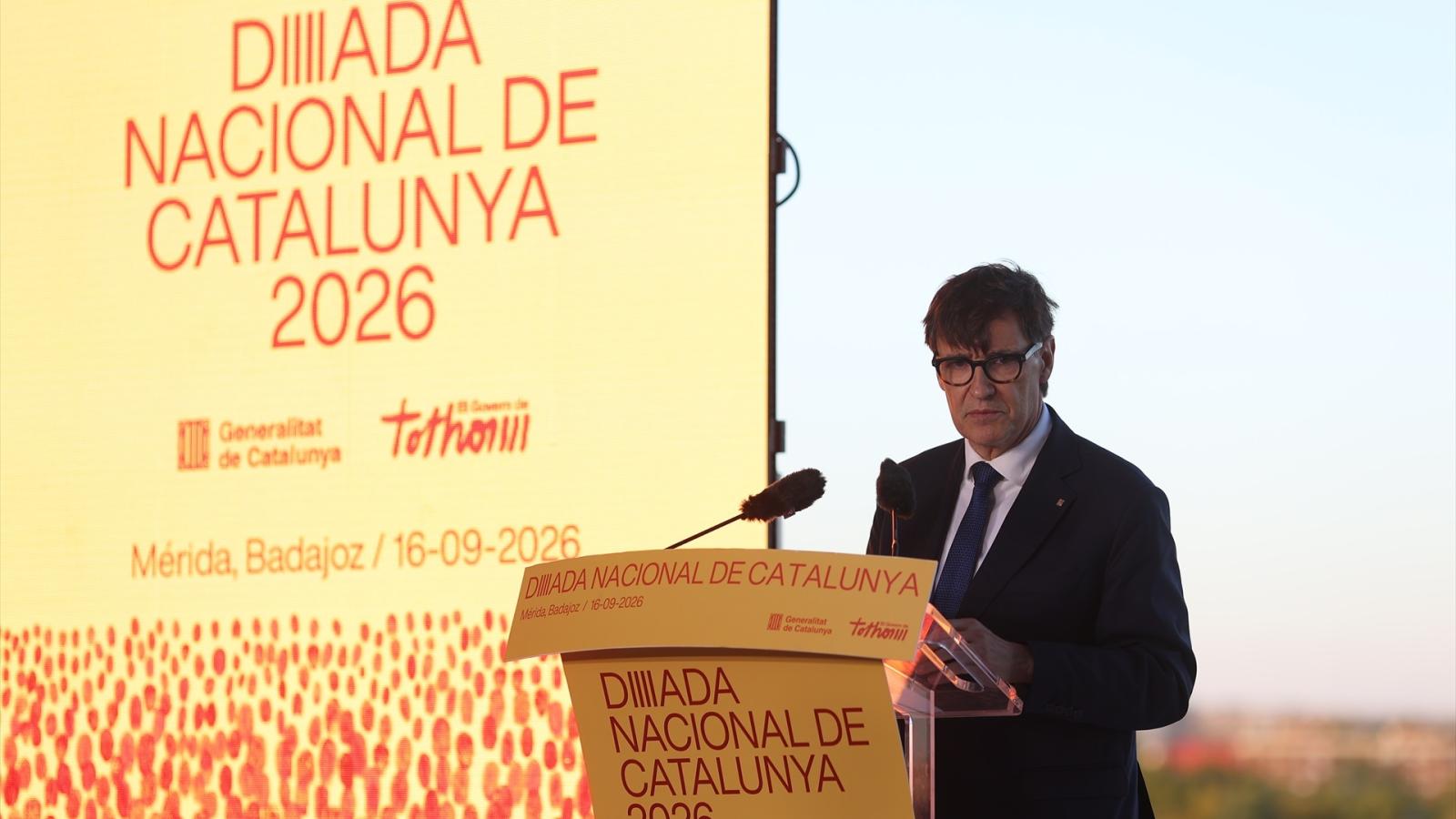 El president de la Generalitat, Salvador Illa, interviene durante el acto institucional con motivo de la Diada Nacional, en el Palacio de Congresos, a 16 de septiembre de 2026, en Mérida, Badajoz, 