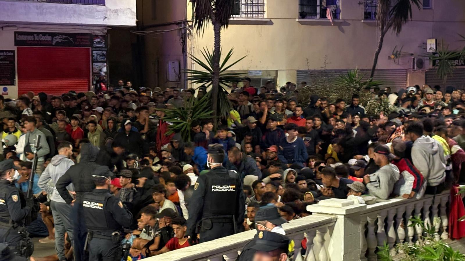 Los Cuerpos de Seguridad del Estado organizan a los migrantes para su traslado al Puerto de Ceuta, a 18 de septiembre de 2026, en Ceuta (España).
