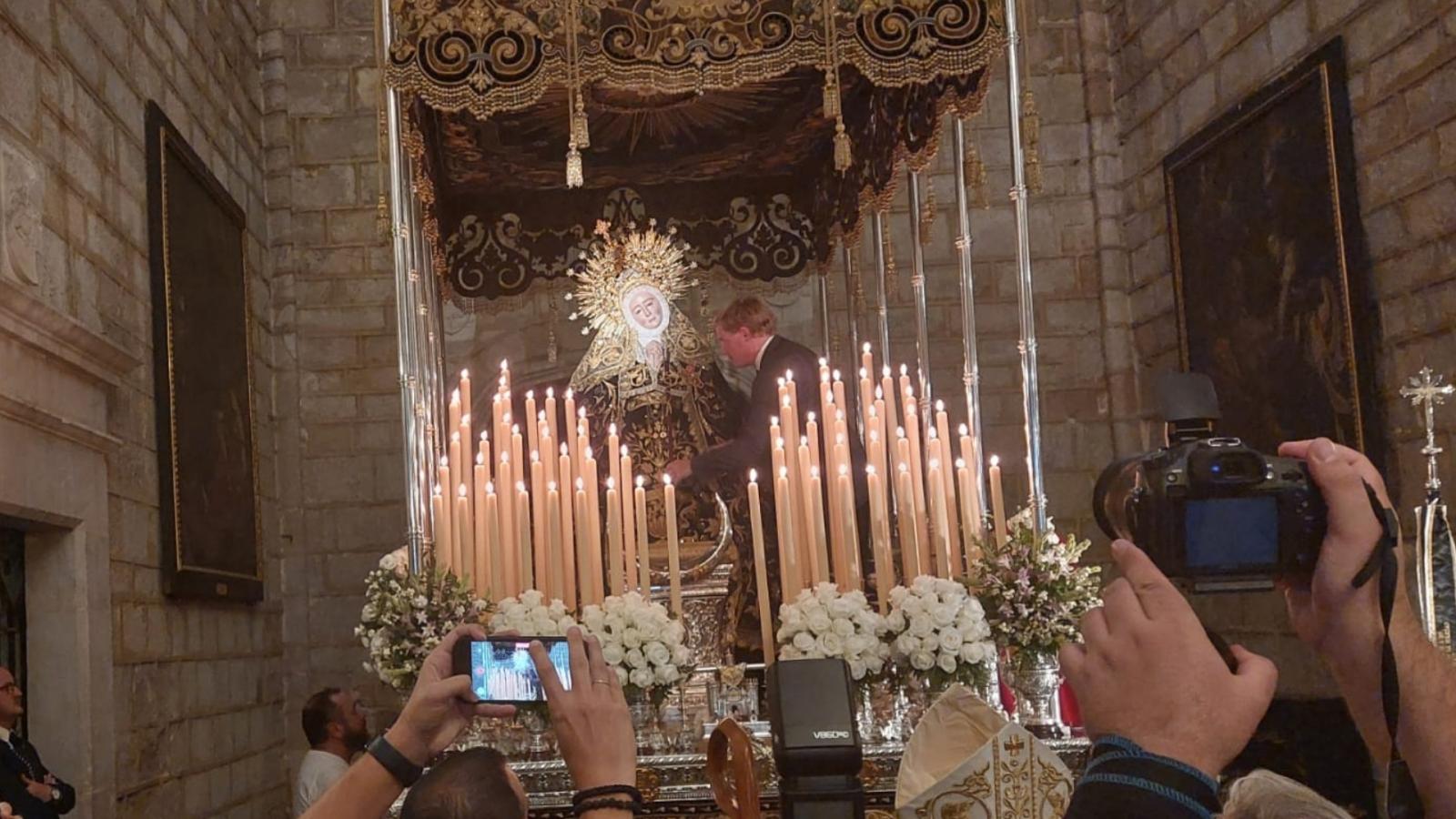 La Virgen de la Soledad recibe el bastón de mando del alcalde Ignacio Gragera