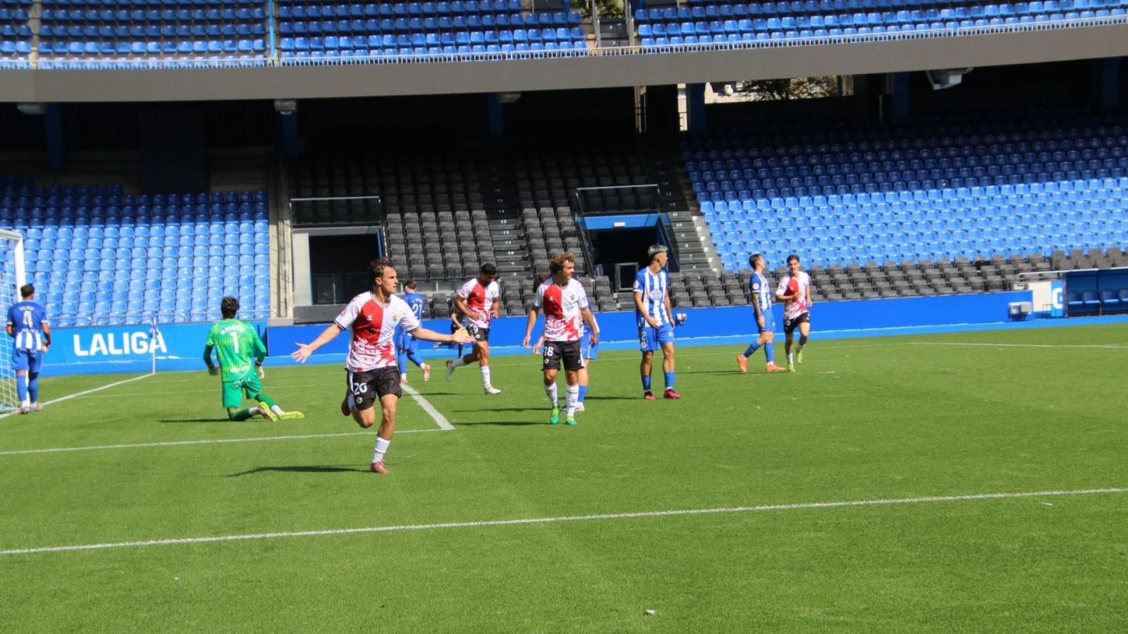 Tellechea celebra el gol logrado ante el Depor B