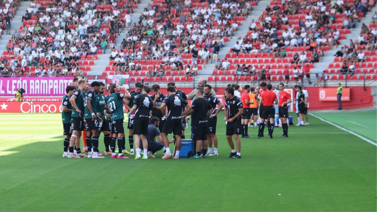 Jugadores del Mérida durante una pausa para la hidratación