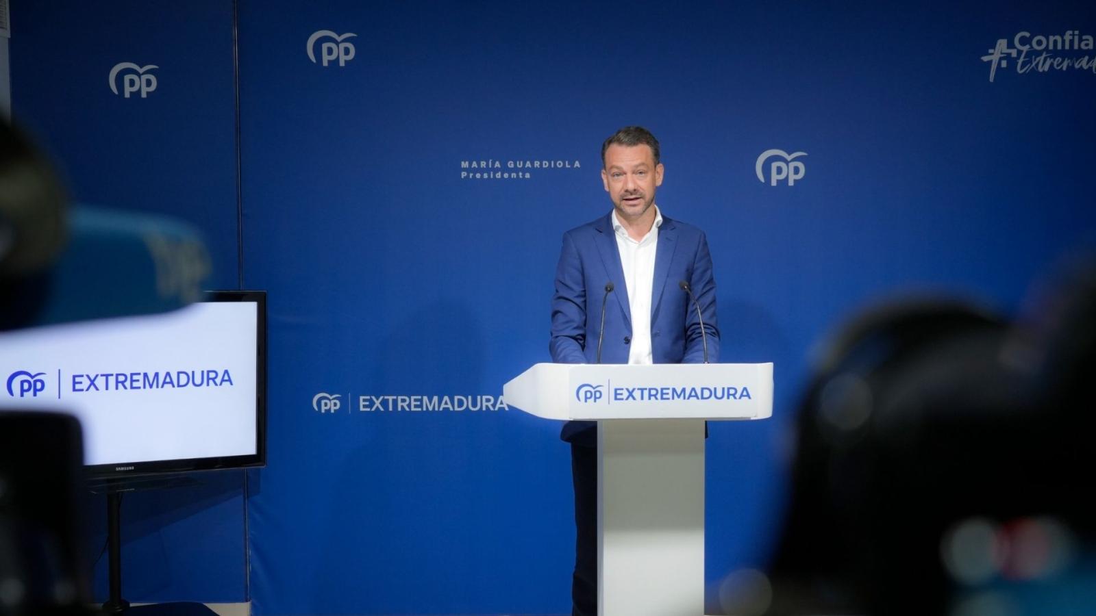 El portavoz del PP de Extremadura, Luis Miguel Núñez, comparece ante los medios