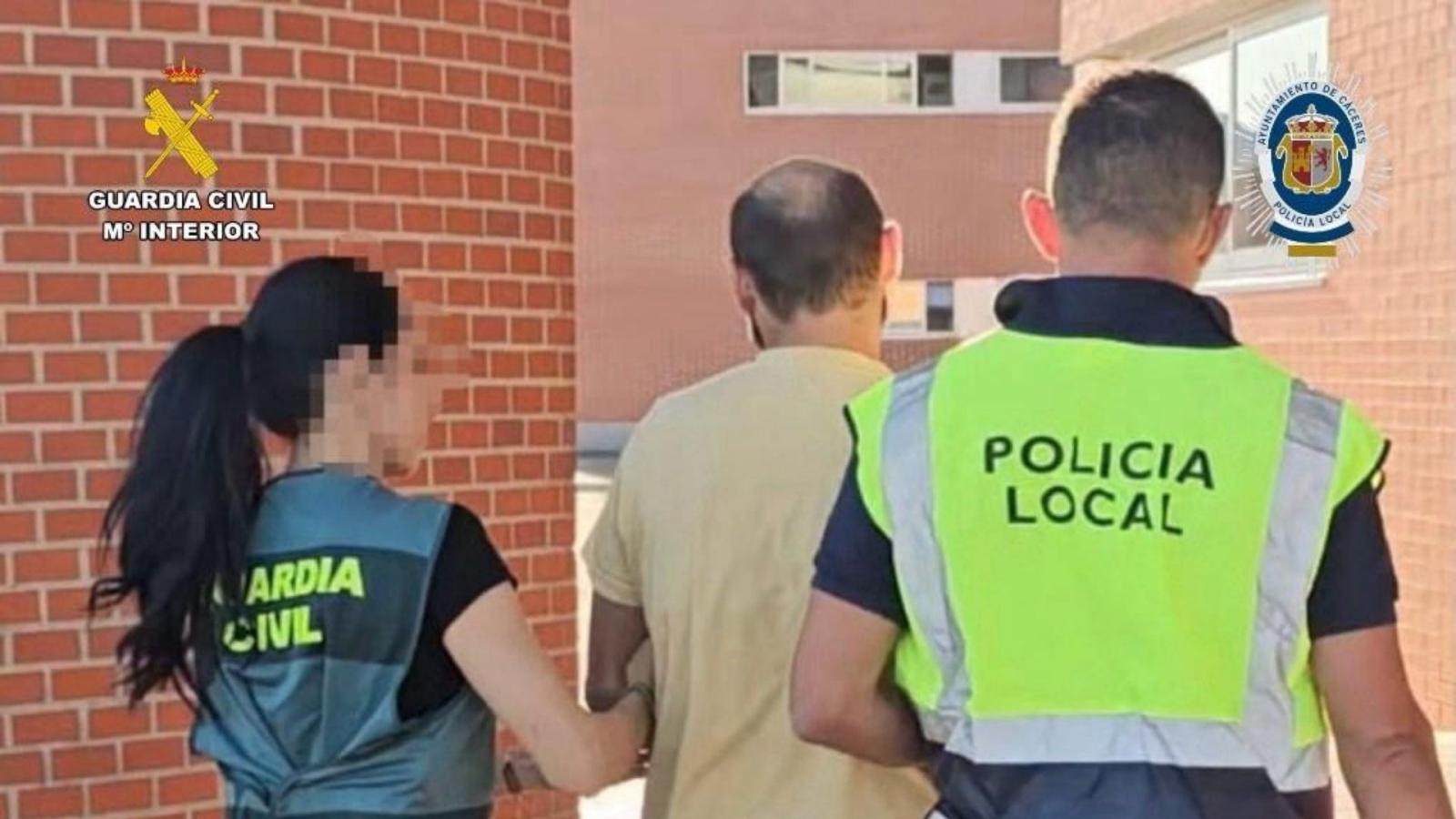La Guardia Civil y la Policía Local llevan esposado a uno de los detenidos