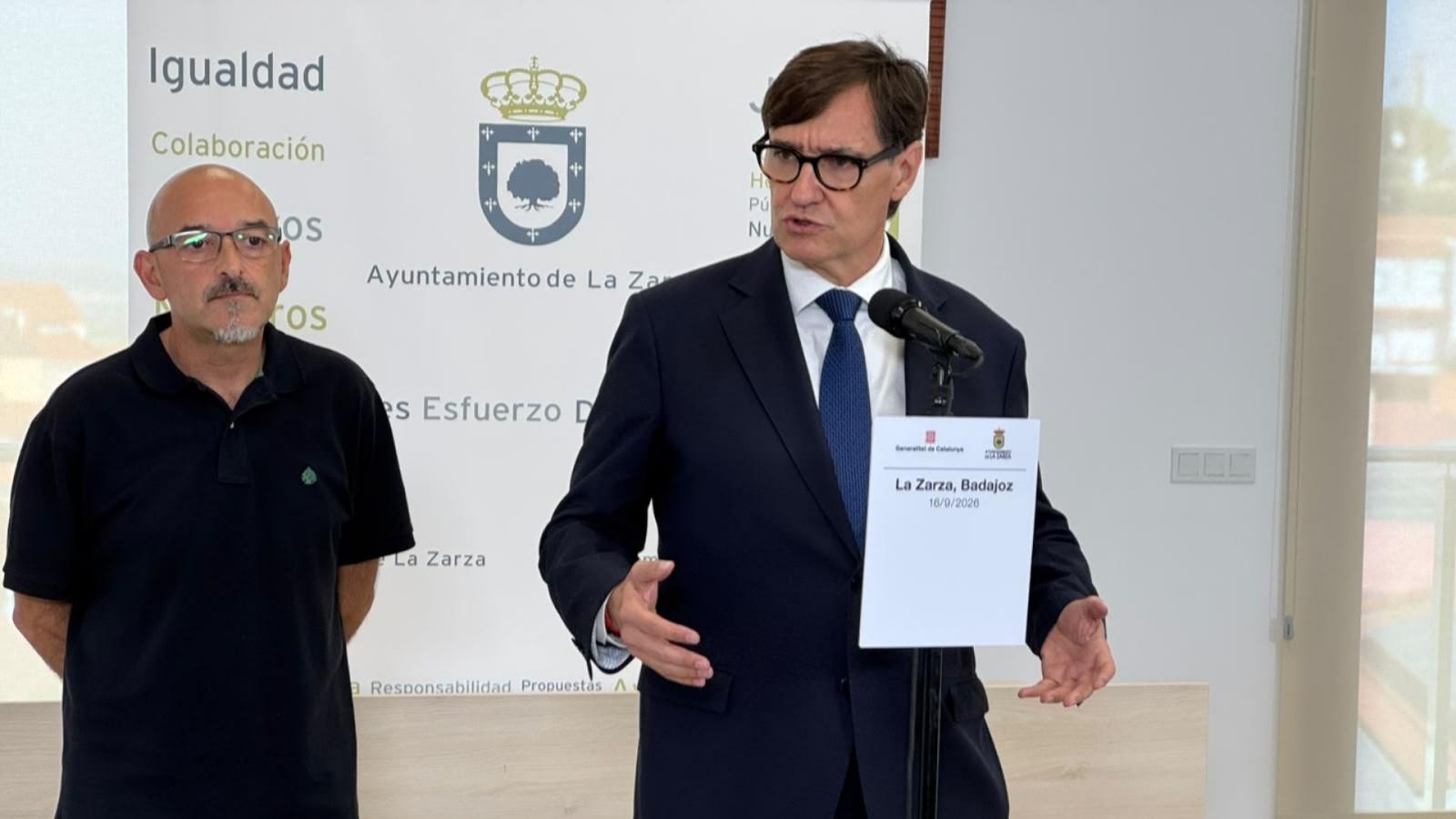 El presidente de la Generalitat, Salvador Illa, junto al alcalde de La Zarza, Francisco José Farrona