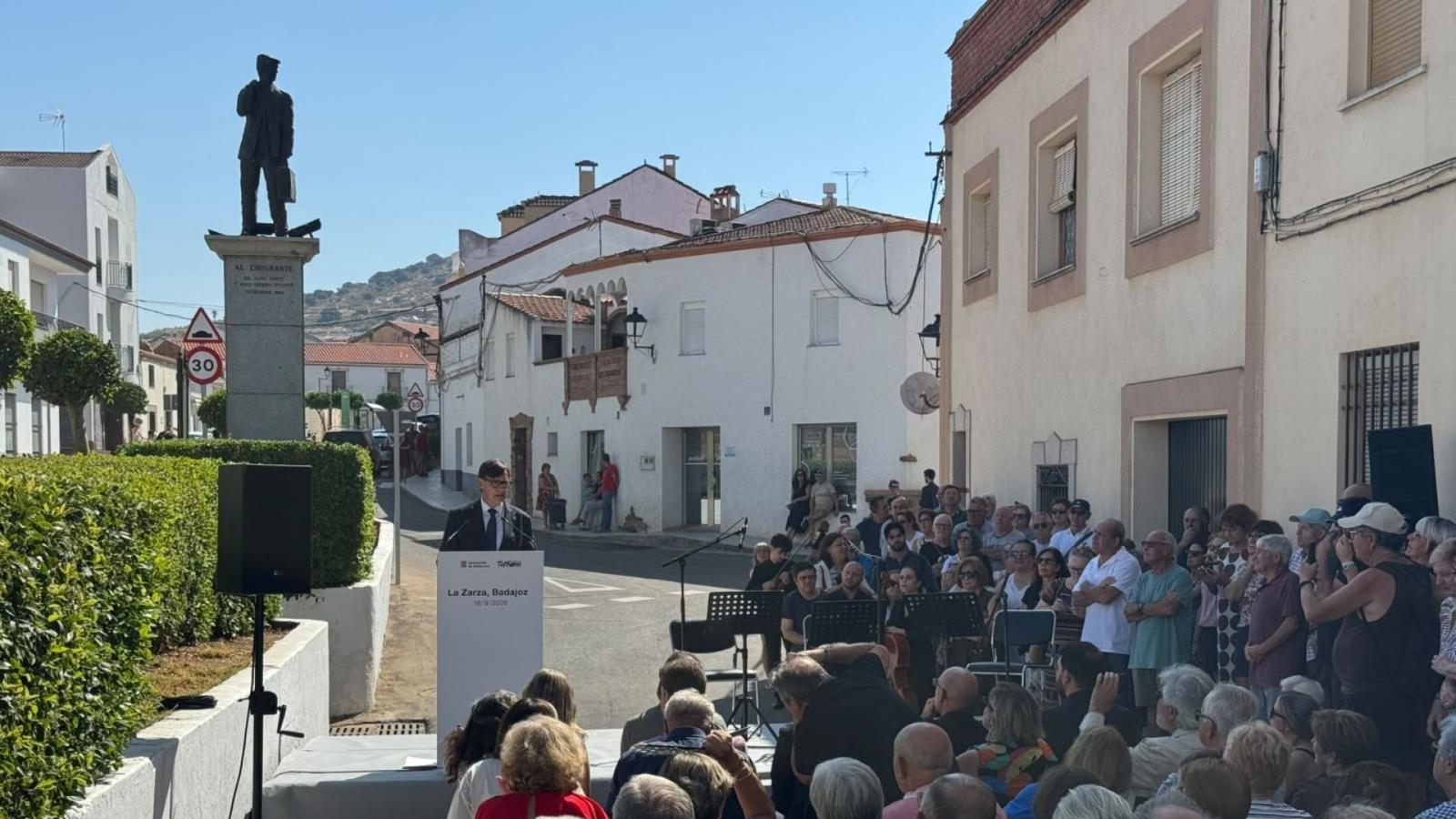 Salvador Illa, presidente de la Generalitat, junto a la Estatua del Emigrante en La Zarza