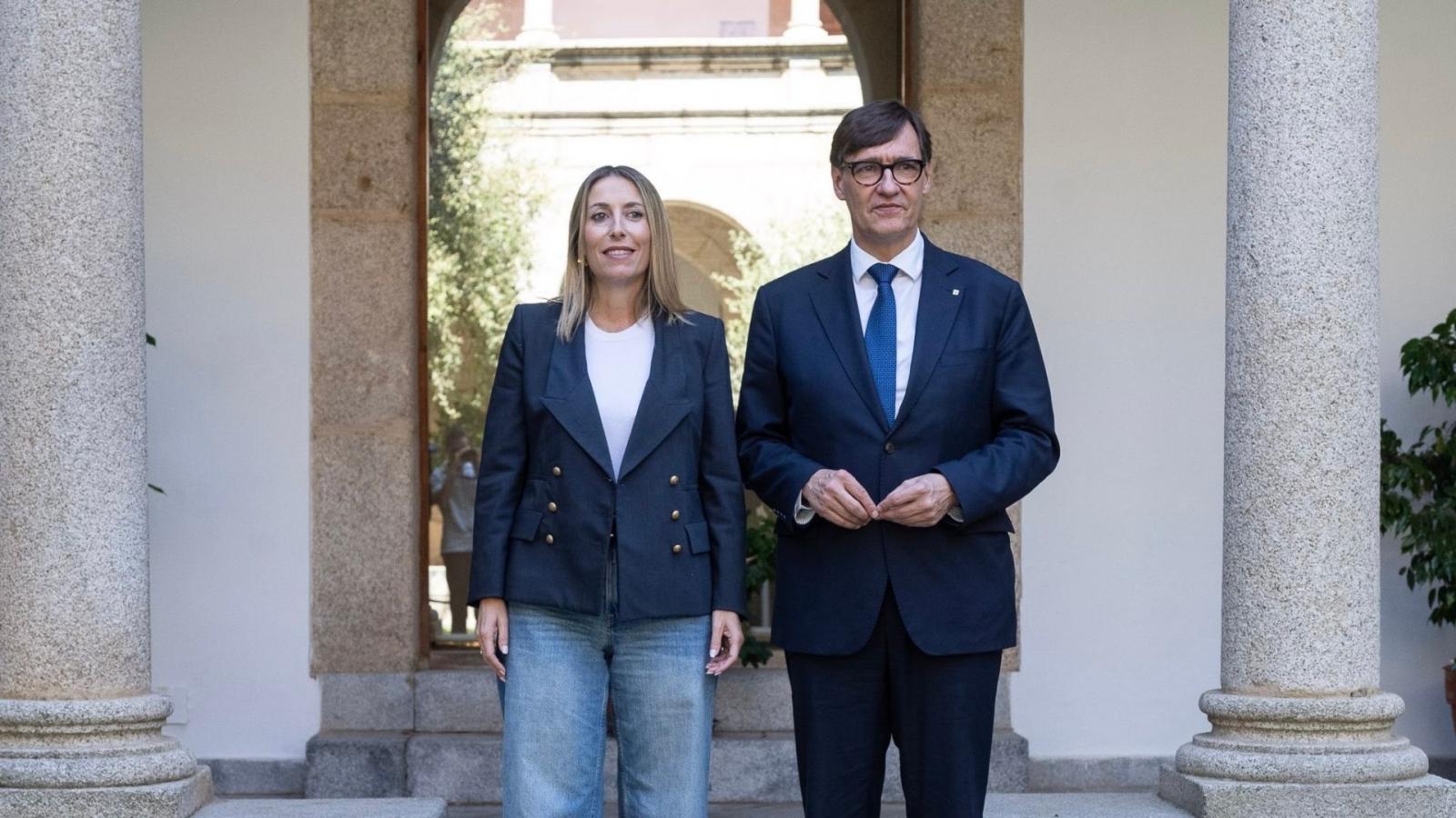 María Guardiola, presidenta de la Junta de Extremadura y Salvador Illa, presidente de la Generalitat de Cataluña