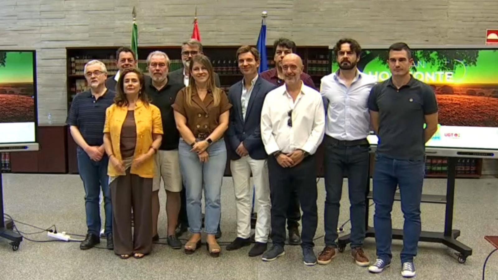 Consejera de Educación, Sandra Valencia, junto a los representantes sindicales de PIDE, CSIF, ANPE Y UGT, tras la firma del Plan Horizonte+