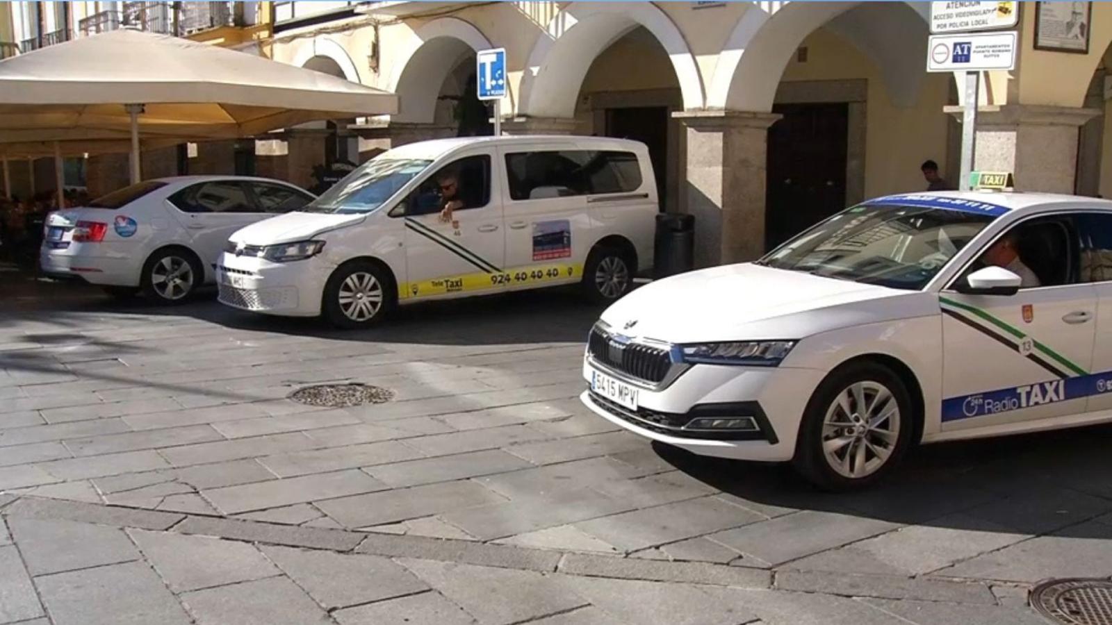 Taxistas en la inmediaciones de la Plaza de España en Mérida