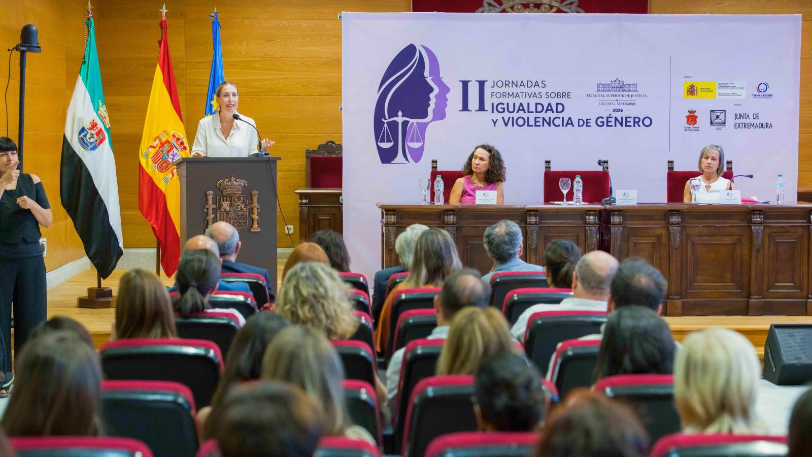 La presidenta de la Junta, María Guardiola, durante su intervención en las II Jornadas formativas sobre Igualdad y Violencia de Género, en Cáceres. 