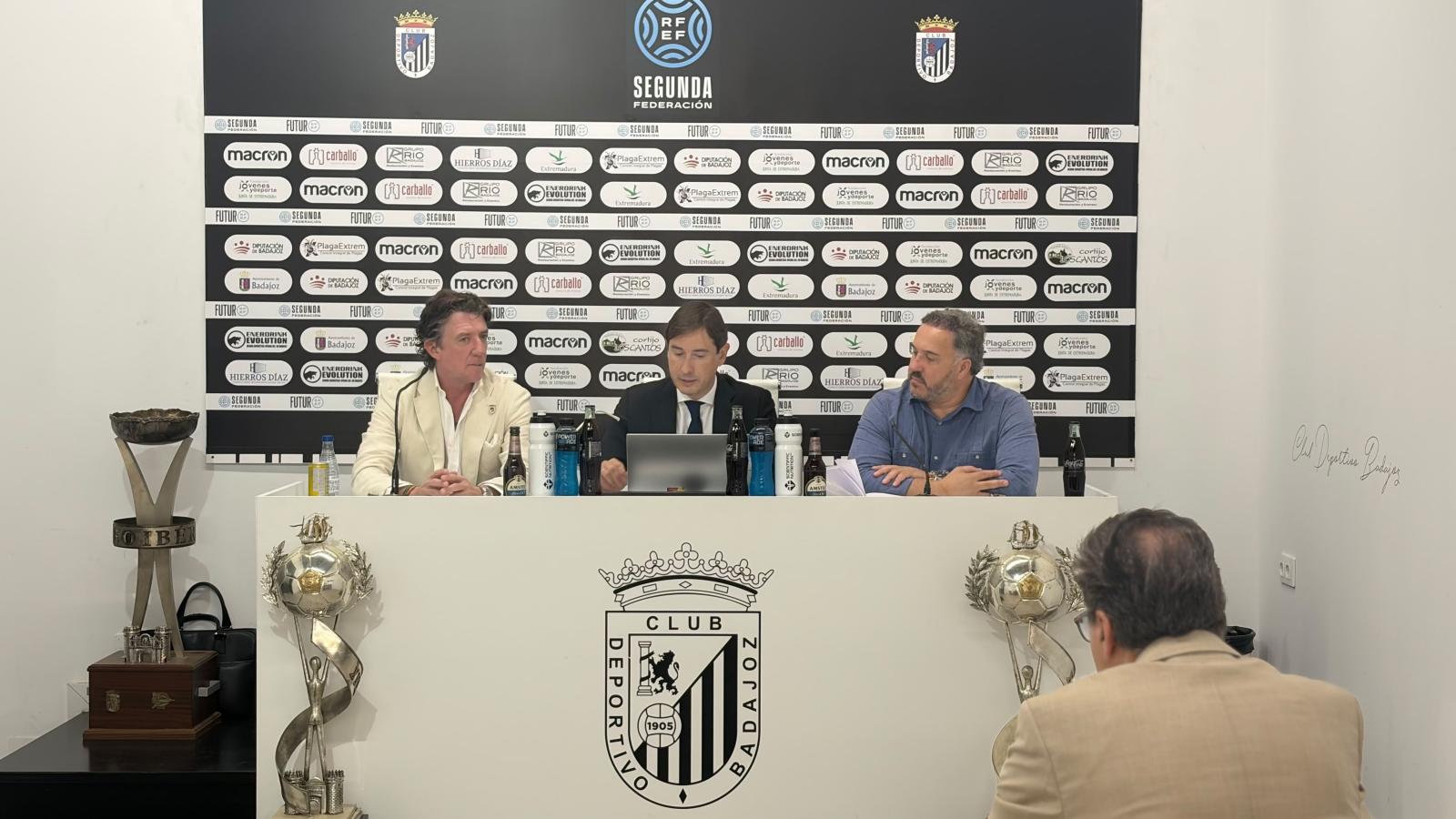 Rueda de prensa del presidente del CD Badajoz, Nicolás Vallejo-Nágera. 