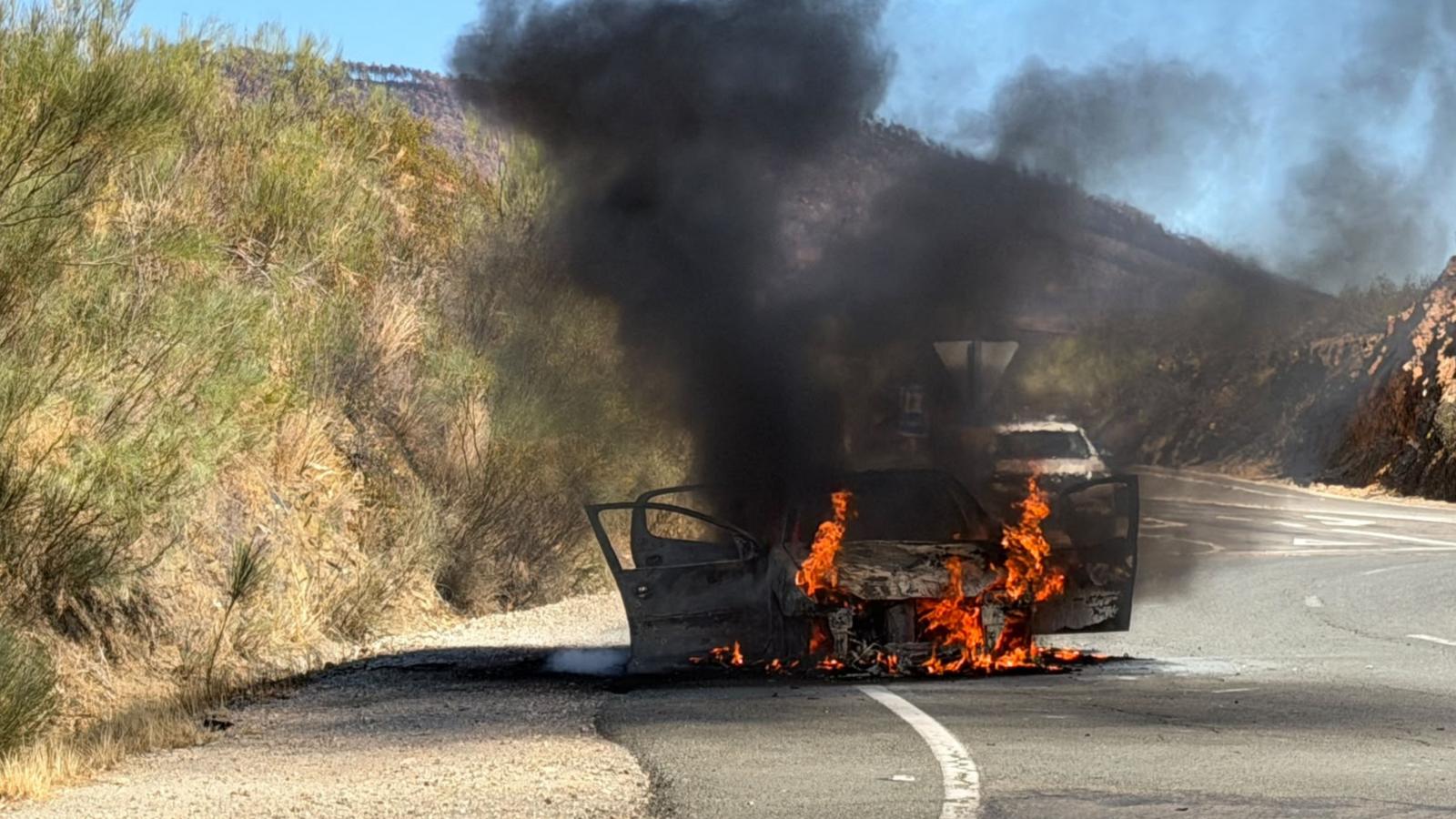 Incendio de un vehículo en la entrada de Cañaveral (Cáceres).