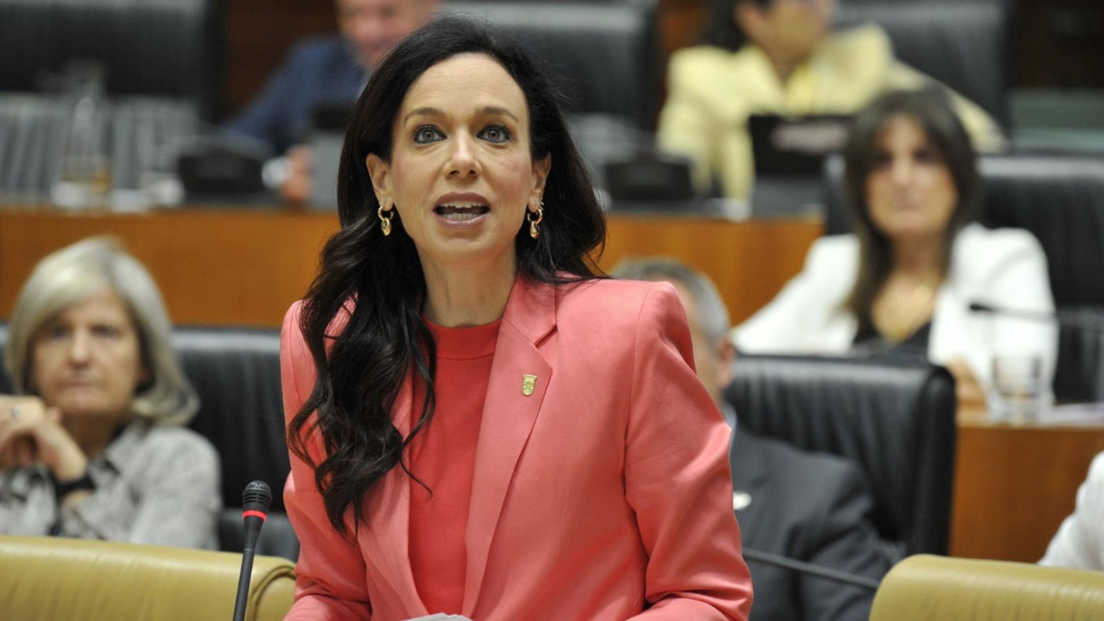 La consejera de Salud y Atención a la Dependencia, Sara García Espada, durante el Pleno de la Asamblea de Extremadura.