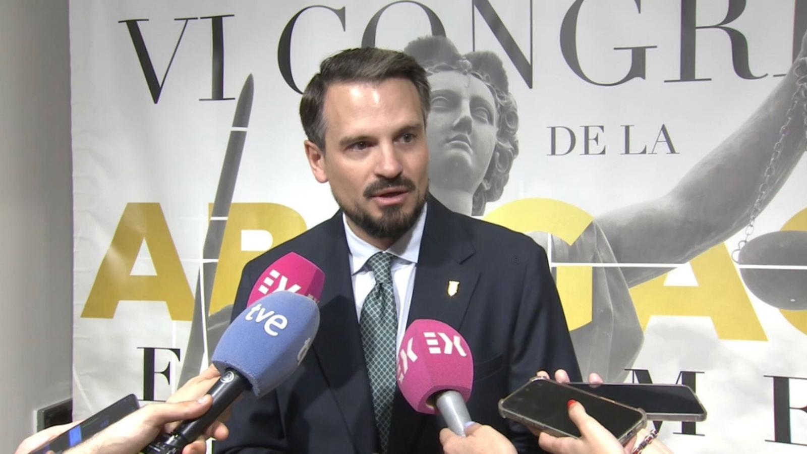 El vicepresidente y consejero de Presidencia, Coordinación de la Acción de Gobierno, Interior y Emergencias, Abel Bautista, atiende a los medios durante la inauguración del VI Congreso de la Abogacía Extremeña.