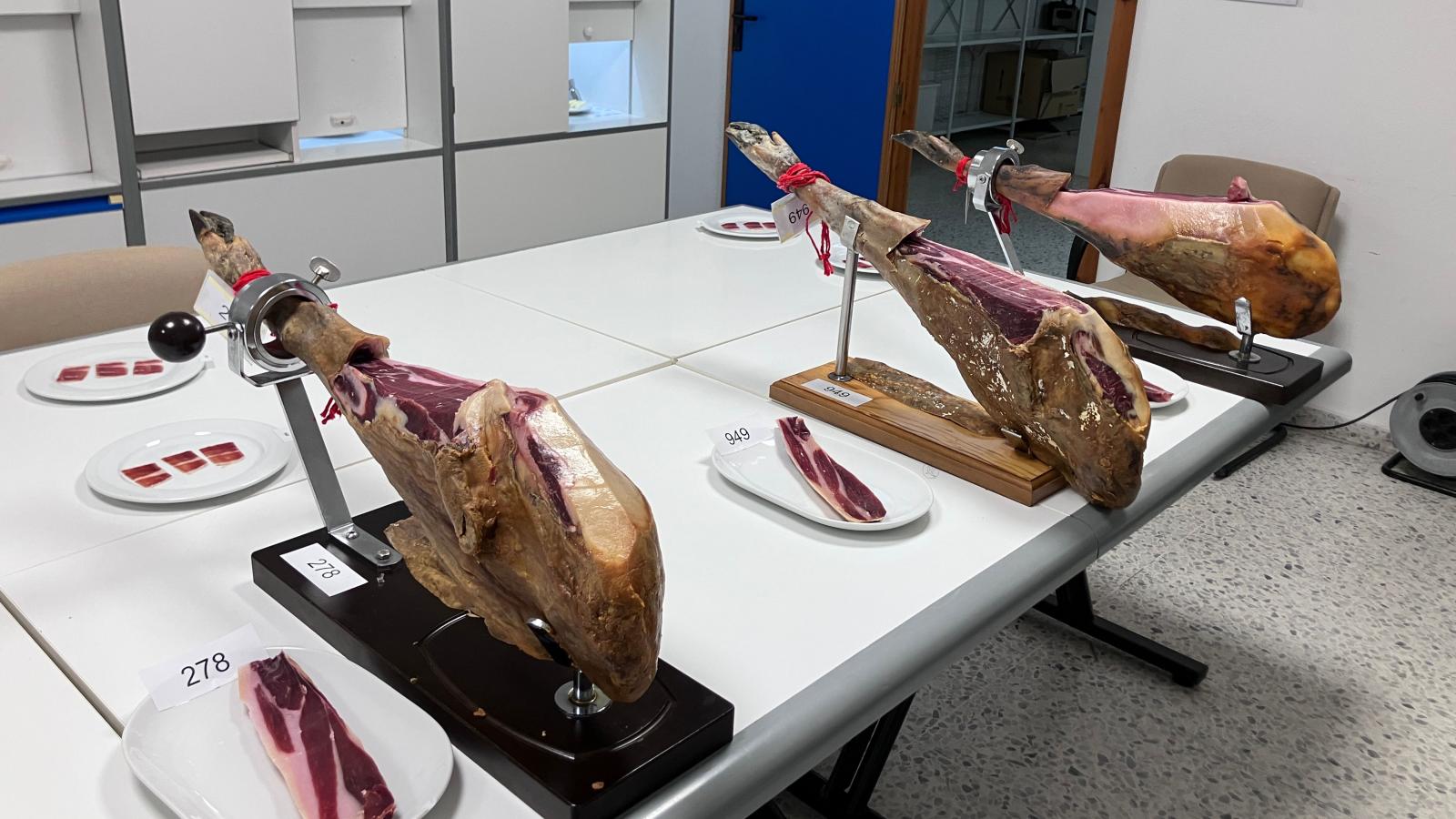 Jamones participantes en la XXVII edición del 'Premio Espiga Jamones Ibéricos D.O.P. Dehesa de Extremadura'.