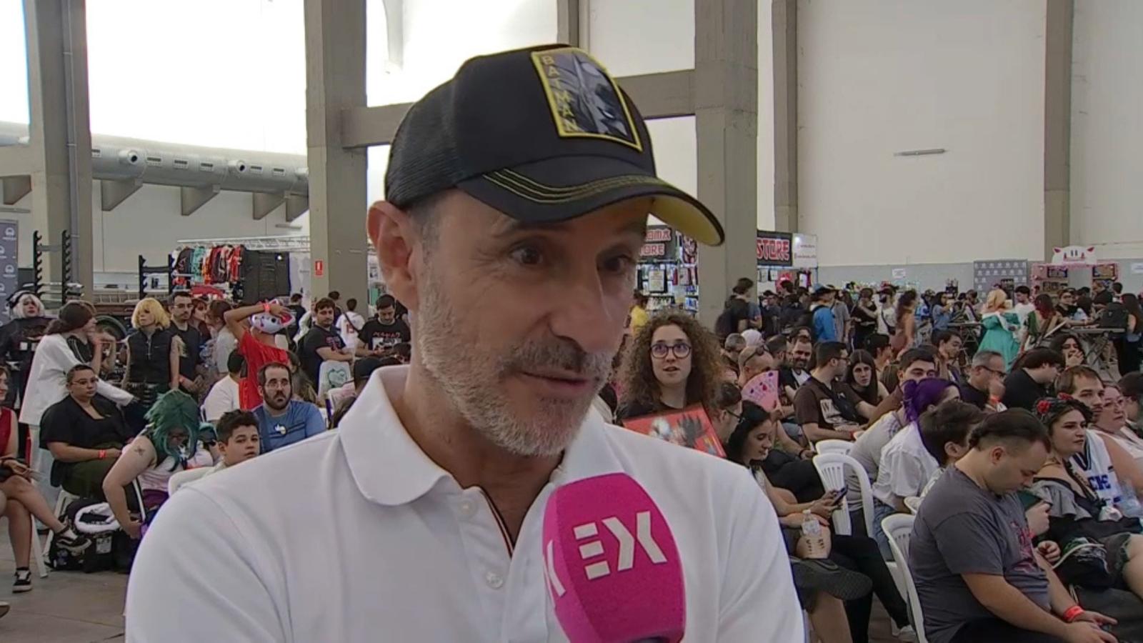 Claudio Serrano, actor de doblaje que pone voz en español a Batman, en Mangafest Extremadura 2026, en Mérida. 