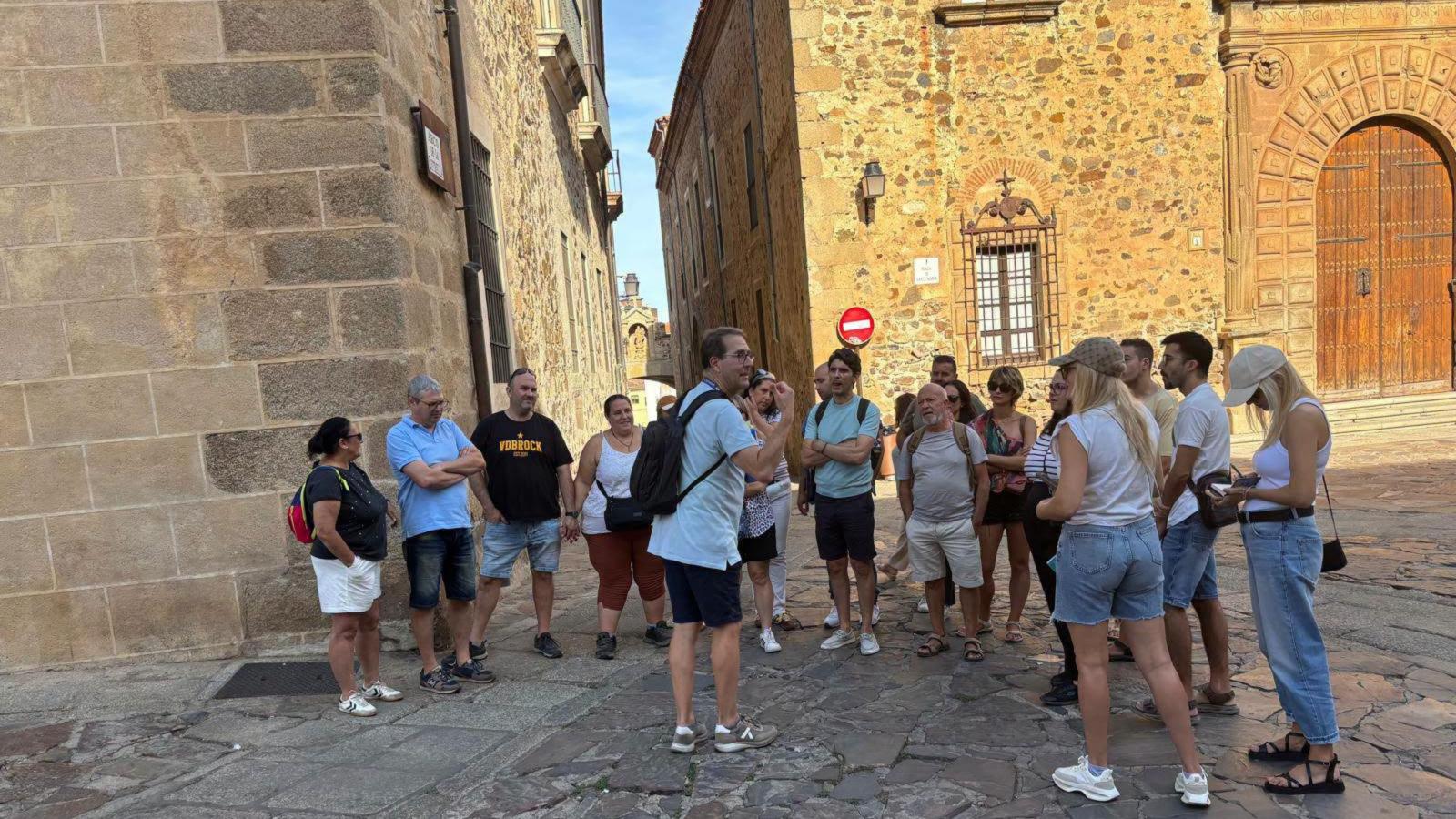 Visita guiada con turistas por el casco histórico de Cáceres. 
