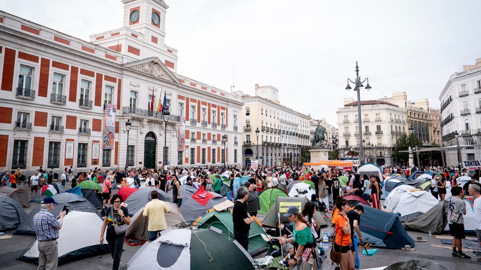 Numerosas personas se concentran en tiendas de campaña para exigir la aprobación de un decreto sobre vivienda, en la Puerta del Sol.