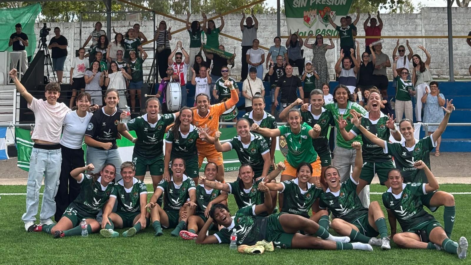 Las jugadoras del Cacereño Femenino celebran la victoria ante el Real Unión Tenerife. 