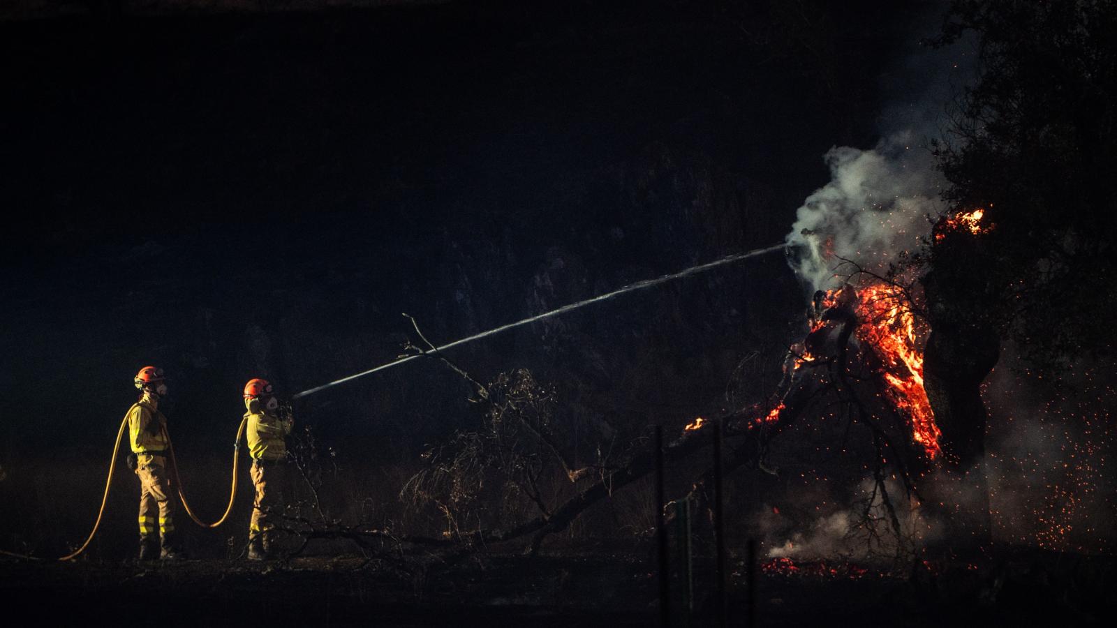 Bomberos del Infoex trabajando en la extinción de un incendio.