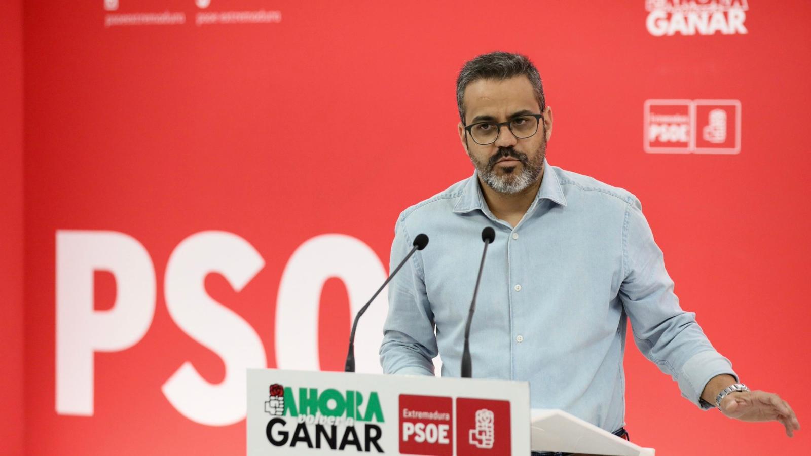 El portavoz del PSOE de Extremadura, Manuel González Andrade, en rueda de prensa. 
