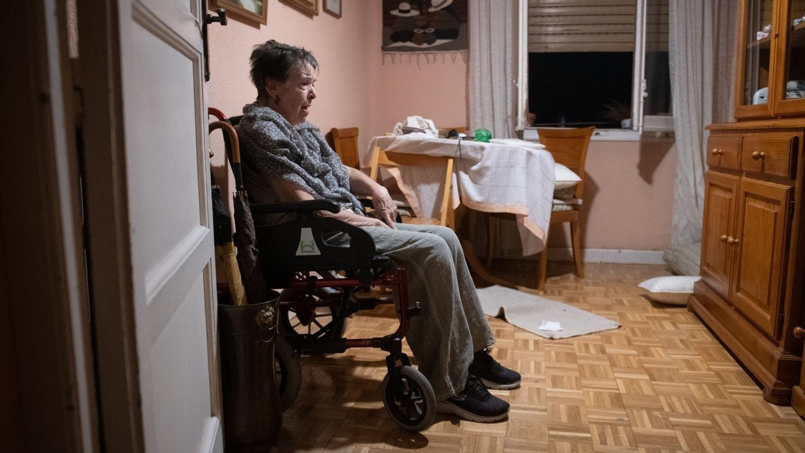 Maricarmen espera en su casa a que se ejecute o se impida el desahucio, a 23 de septiembre de 2026, en Madrid (España)