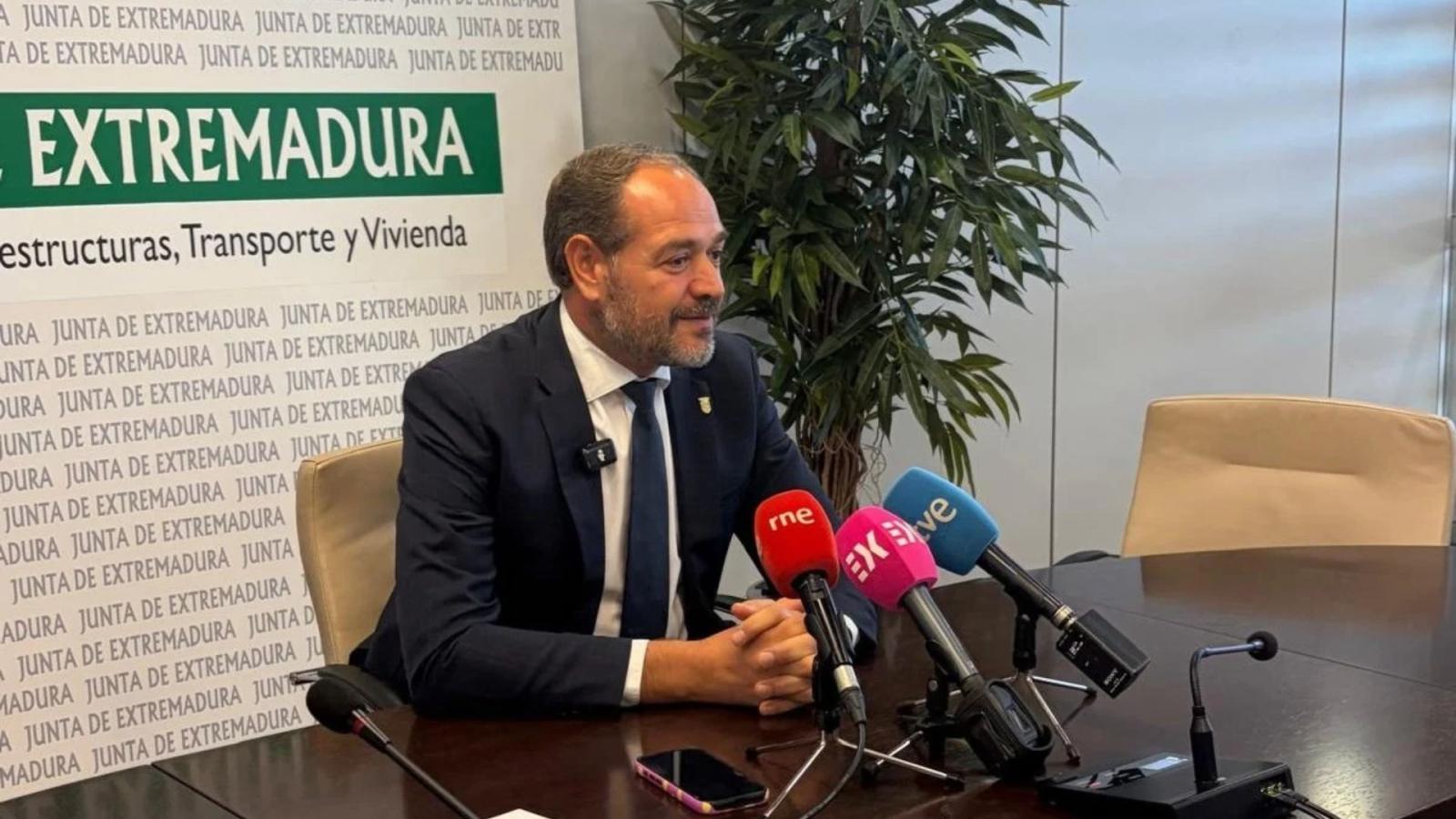 El consejero de Infraestructuras, Transporte y Vivienda, Francisco José Ramírez, en sala de prensa
