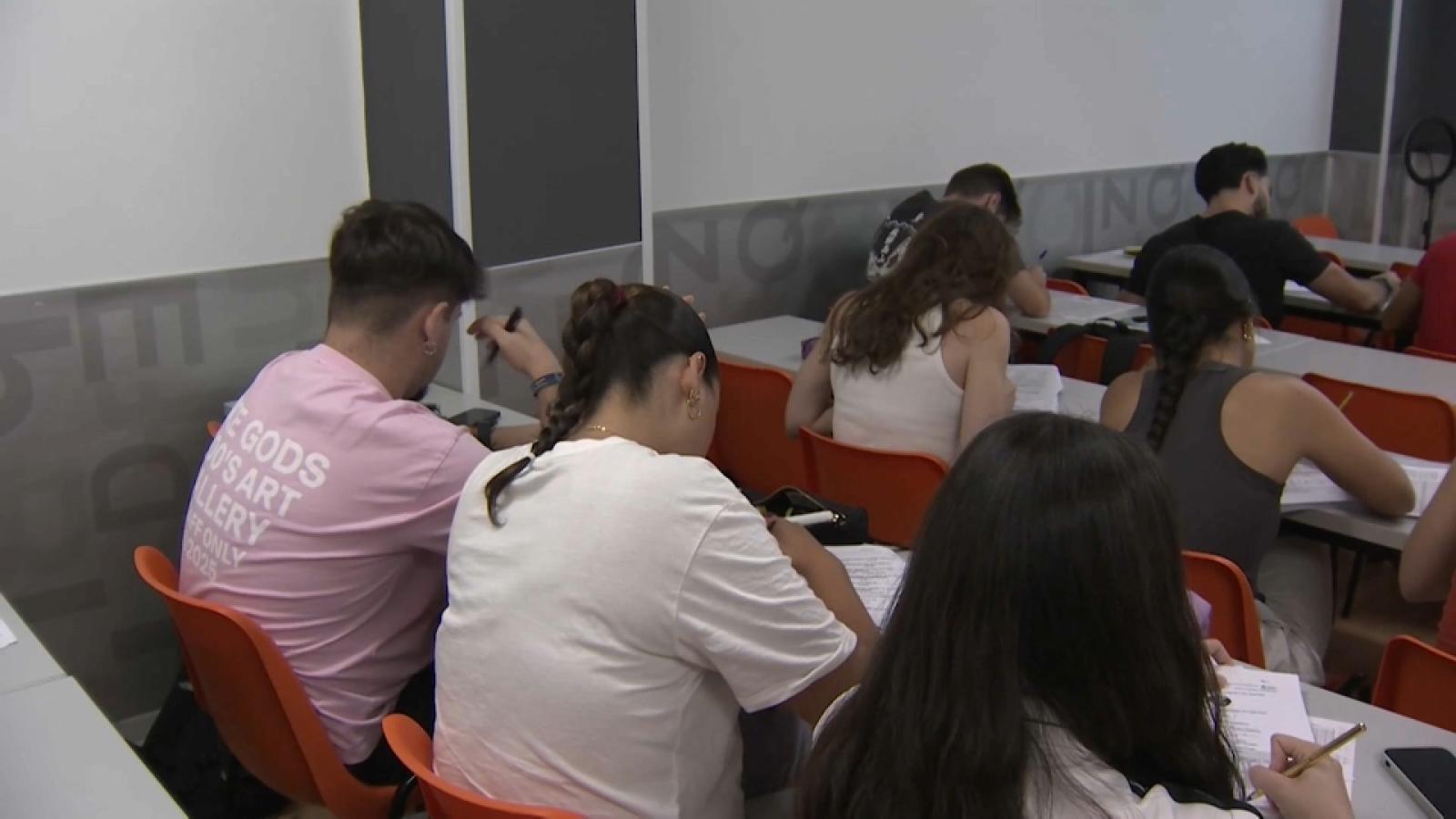 Opositores estudiando en una academia