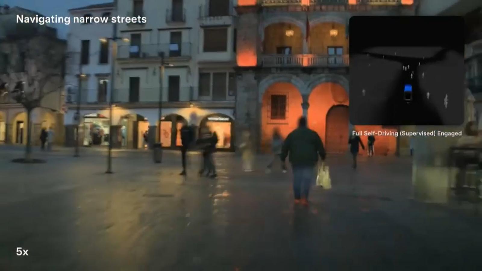 Un vehículo autónomo de Tesla recorre la Plaza Mayor de Plasencia