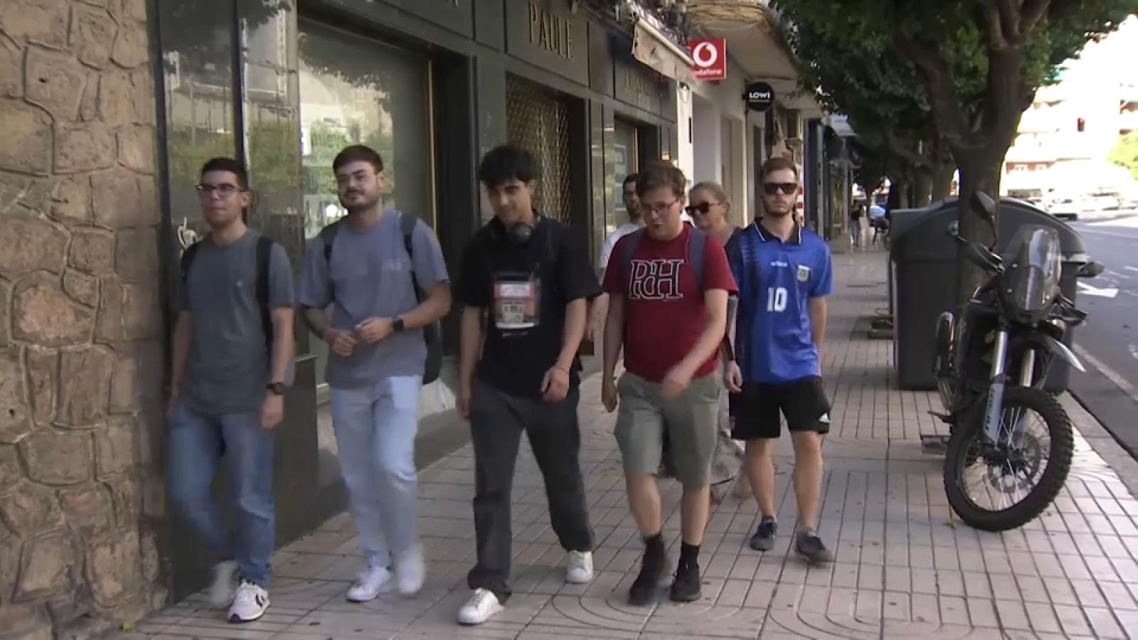 Jóvenes paseando por Extremadura