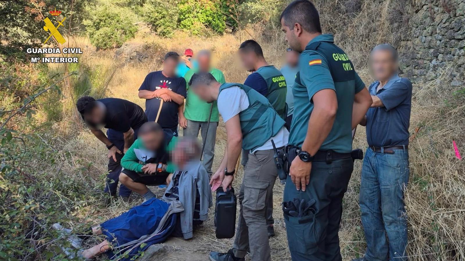 Momento en el que la Guardia Civil localiza al hombre desaparecido en Pasarón de la Vera
